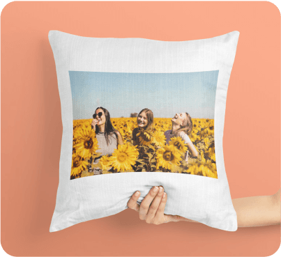 Párnát tartó személy