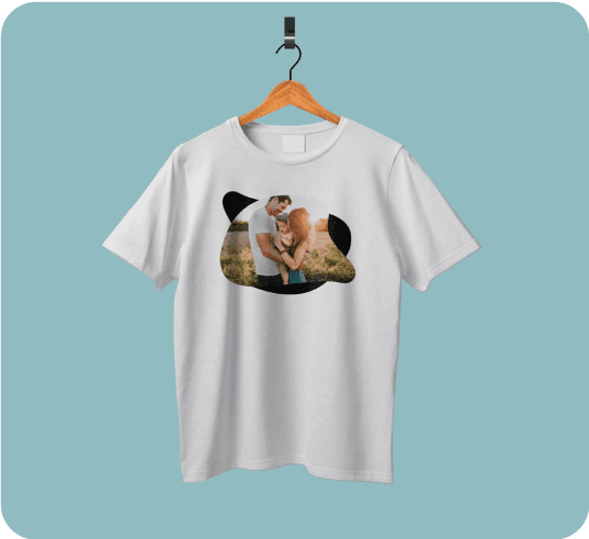 Póló vállfára akasztva